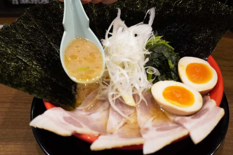 スープはくっきりとした旨さがあり、飲みやすい。