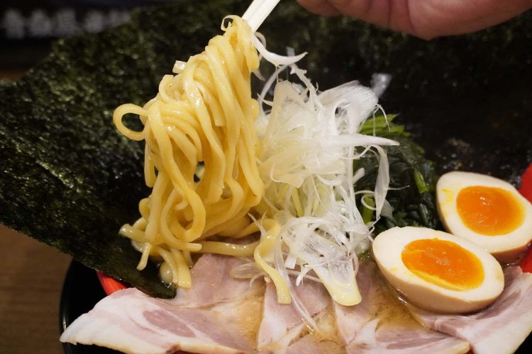 スープに負けない存在感で、小麦の風味も感じるおいしさだ。