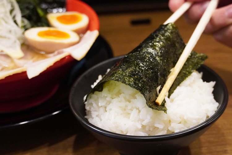 釜炊きだからなのか、ふっくらとおいしい。ごはんのお替わりは無料となっている。