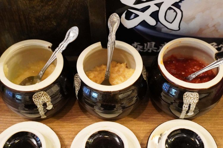 おろしニンニクとショウガ、豆板醤と味変グッズも卓上に用意。