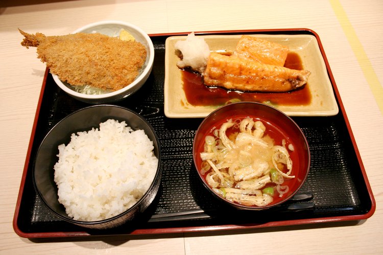 これも③。しゃけハラス塩焼き・イワシフライの組み合わせ。