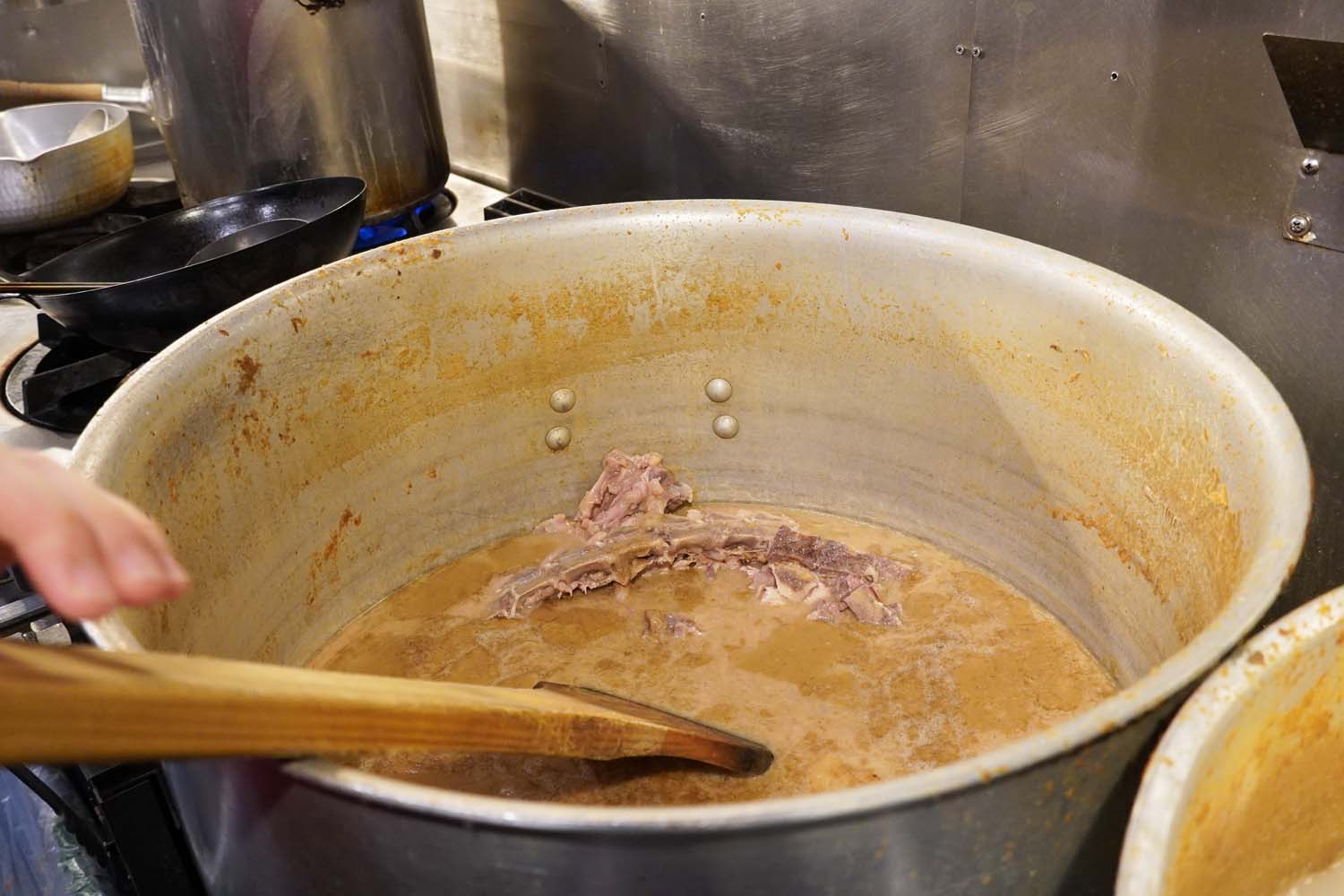 1番のスープ鍋の肉付きのよいゲンコツ、背骨、鶏ガラをいれて焚いたもの。