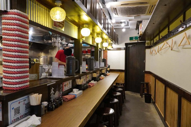 店内は木を利用した造りで落ち着いた雰囲気。全10席のカウンター席のみとなっている。