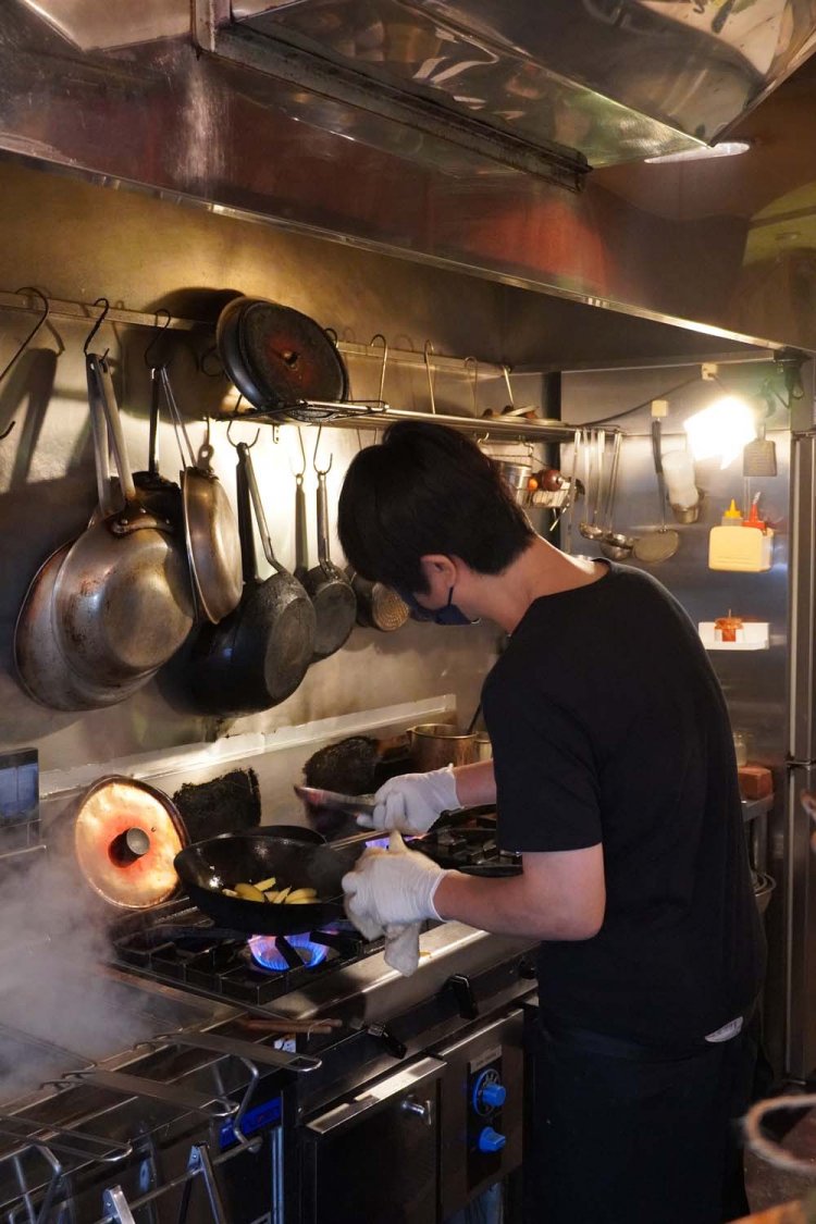 ソースを作るフライパンの手が止まることはない。