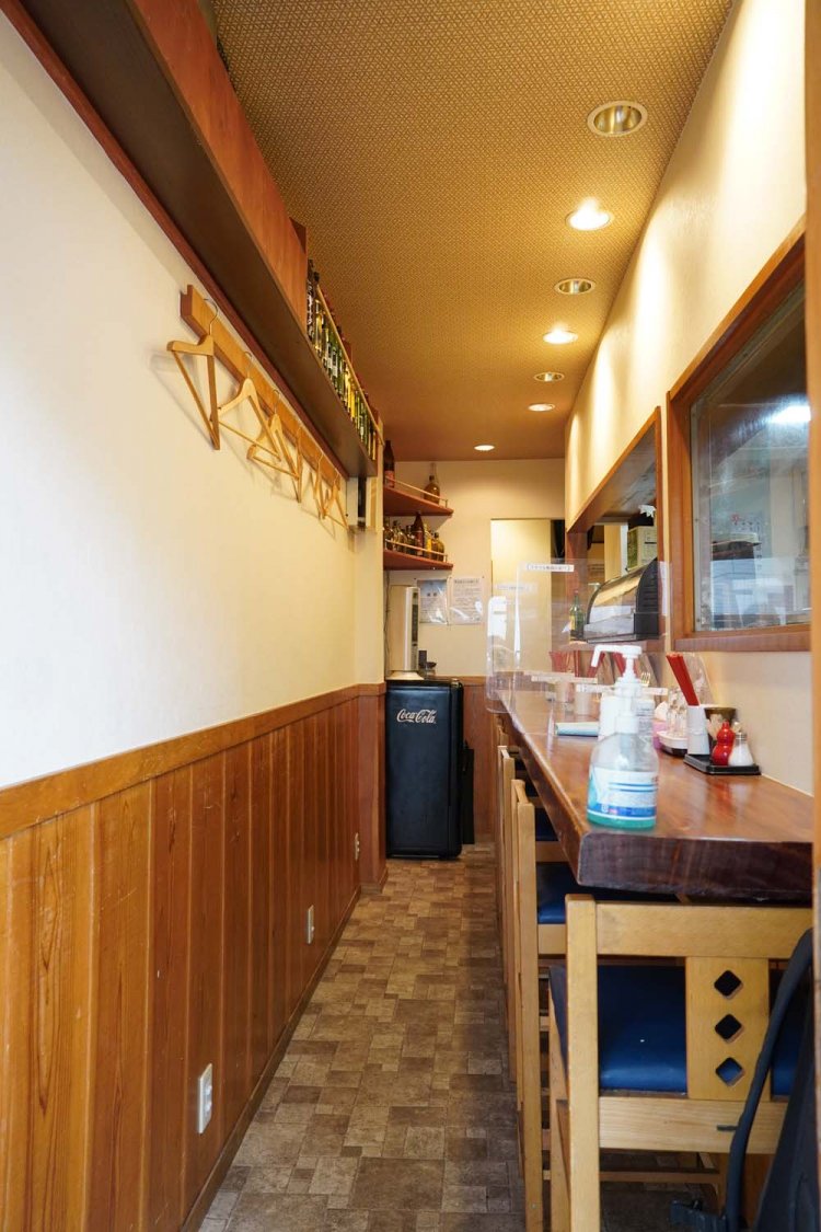 カウンター席の奥には、テーブル6席もある。