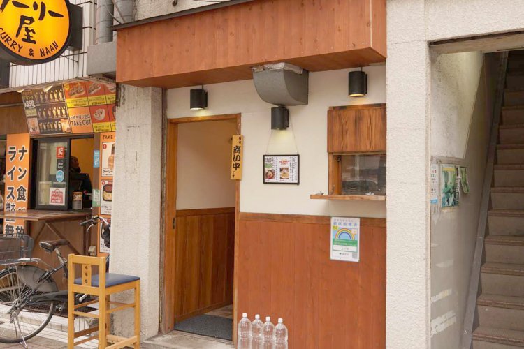 大々的に看板があるわけではないためわかりにくいが、「焼き鳥つたや」の看板を目印に足を運ぼう。
