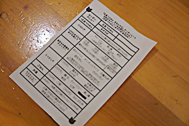 オーダーシートに、好みのトッピングと辛さを事前に選べるようになっている。