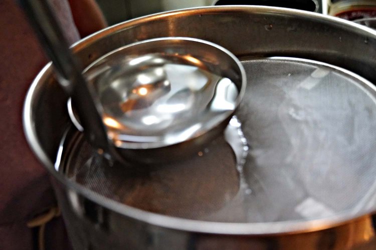 透明度も高い昆布出汁。こちらは割スープとしても使っている。