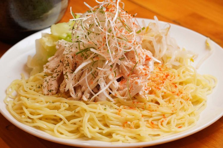 広島つけめん･蒸し鶏トッピング900円。