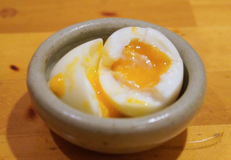半熟玉子100円を入れれば、まろやかさが加わり食べやすい。