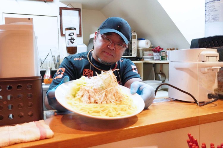 東京出身の牛久さん。自分で店を開くことになって、本場広島にも足を運び勉強したという。