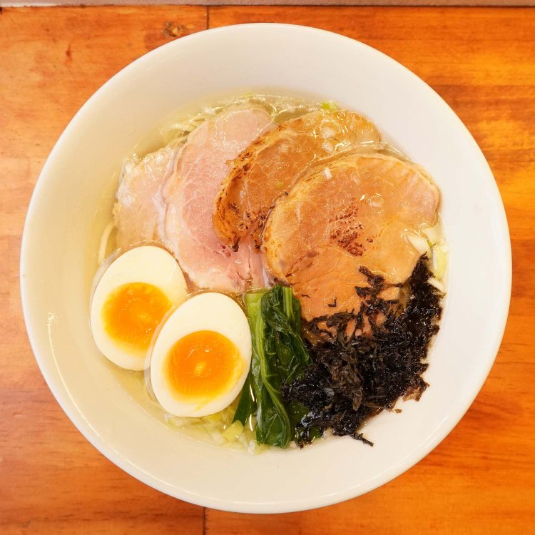 看板メニューの特製塩そば1100円。