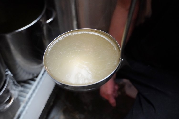 透明度も高く、すっきりとした塩そばのベースであるスープ。