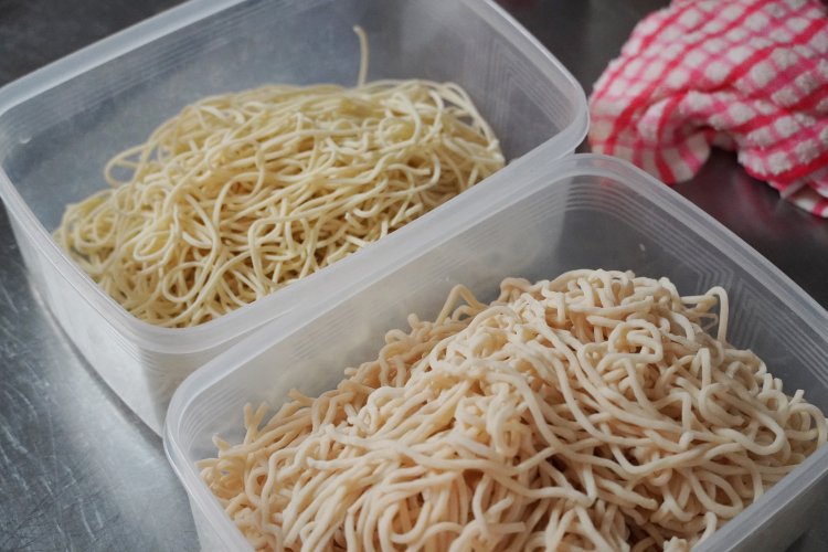 麺は、低加水細ストレート麺または、中細平打ち麺を選べる。