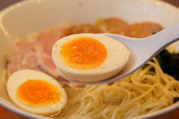 塩そばに合わせたゆで卵。半熟具合もちょうどよい。