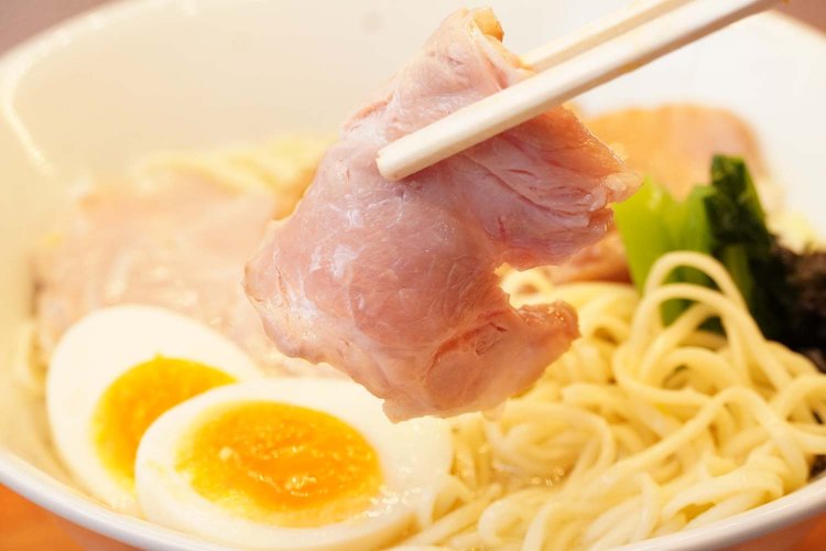 チャーシューはじっくり火を通しているから、とろけるような柔らかさだ。