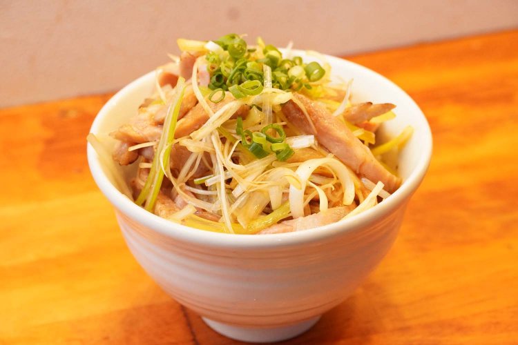 ごはん茶碗からあふれ出そうなほど盛りもよい、ネギ叉焼丼380円。