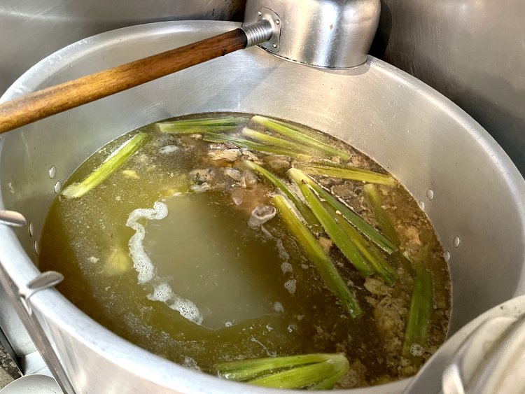 圧力鍋で炊き終わり、仕上げの煮込み段階のスープ。江澤さんは「このスープは鮮度が大事なので、1日に3度取っています」と語る。