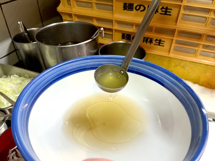 昆布、ホタテ、カツオなど魚介のうまみたっぷりのタレに鶏油を加えてコクを出す。