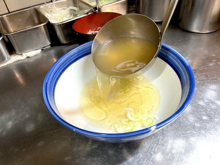 あっさりしながらもこっくりとした味わい。キレイに澄んだスープだ。