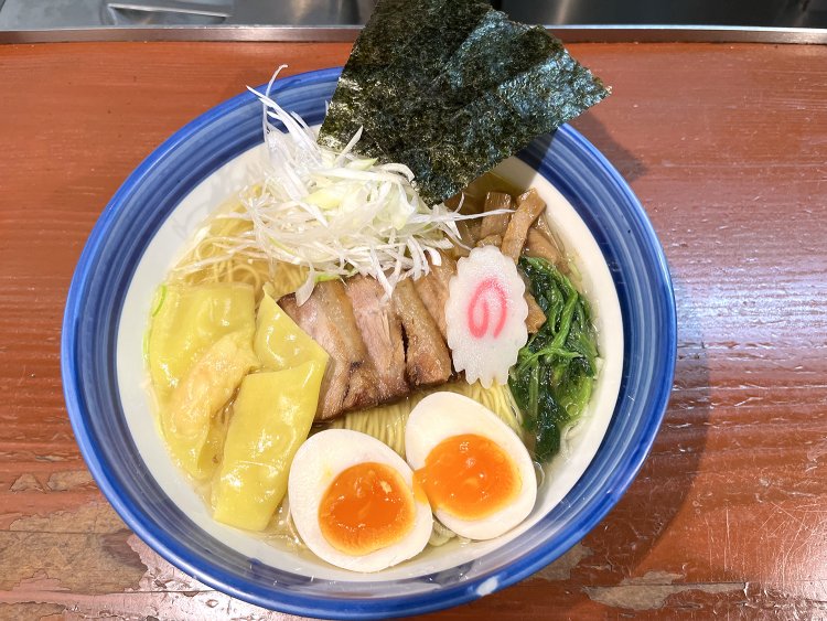 ボリュームたっぷりの特製塩ラーメン1000円。