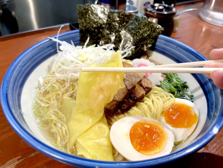 手作りの海老ワンタン。プリップリの食感が残るように海老は手切りにし、皮で包む。