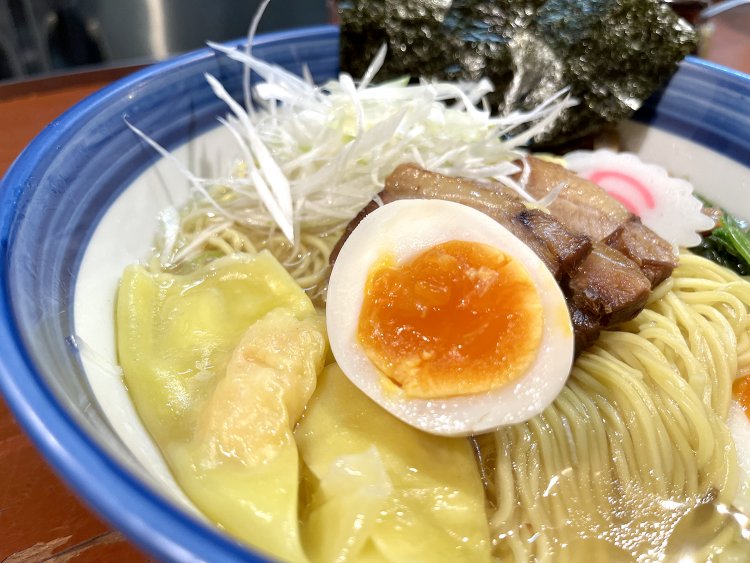 とろ〜りとしているが、黄身が流れ出てこない絶妙な柔らかさの半熟卵。