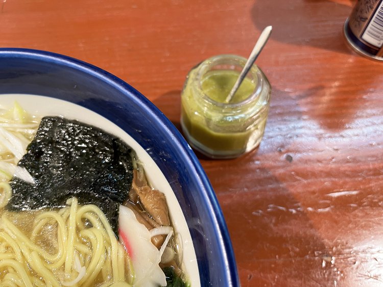 卓上にある柚子胡椒を入れると爽やかな風味がプラス。