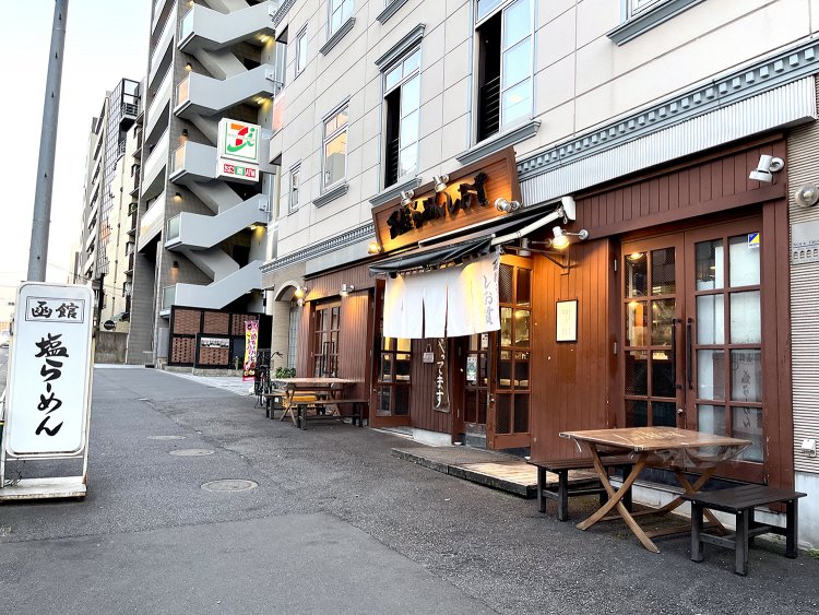 夜中に灯る店の明かりがホッとさせるのかも。