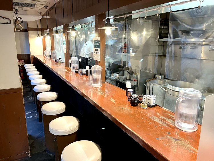 店は細長い形状のため、カウンターのみ12席。