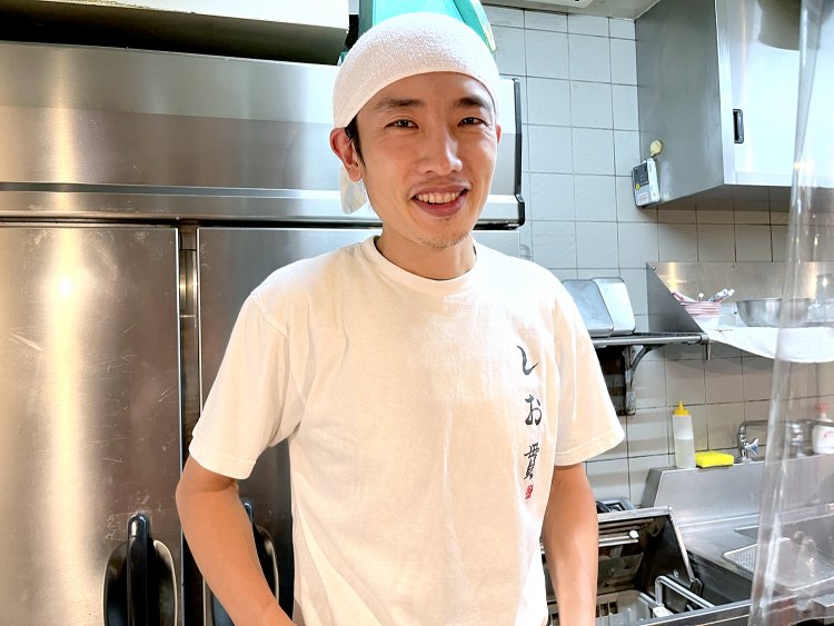 「お客様においしいって言ってもらえるラーメンを目指しています」と店長の江澤さん。