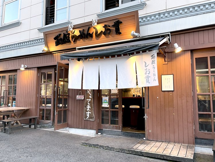 外観はブラウンとホワイトのシンプルなデザイン。