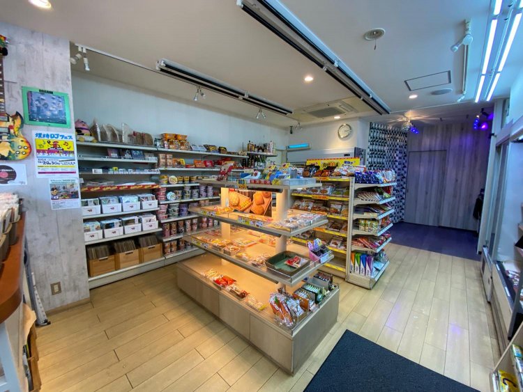 店内にはレコードとともに食品から飲み物まで並んでいる。元酒屋さんだけあって、お酒は多め。おつまみもある。