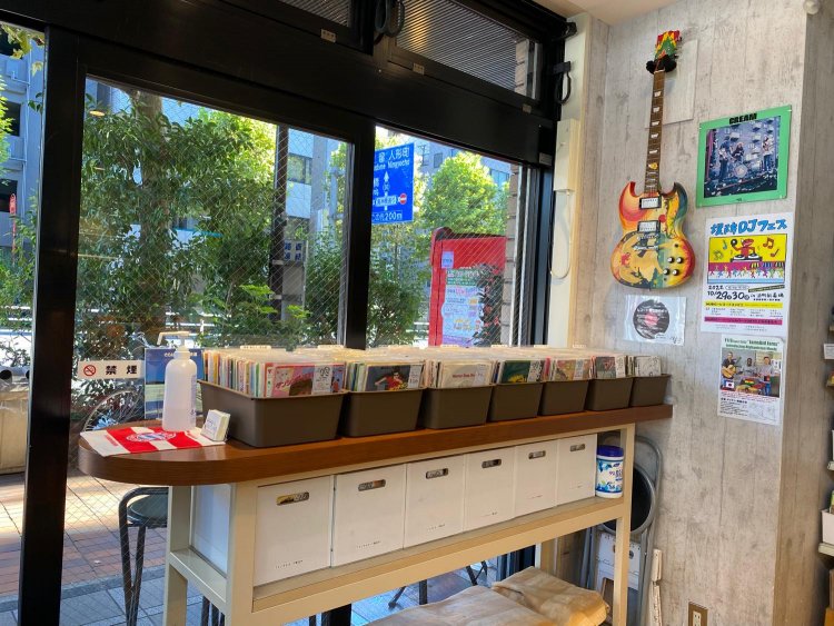 窓側にもレコードがずらり。ついつい見入ってしまう。