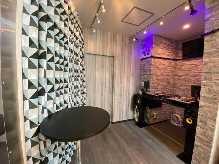 奥にあるDJブース。購入する人のためのレコード試聴機でもあり、近所の人が練習するスペースでもある。