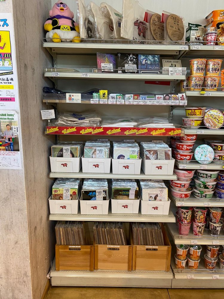 レコードコーナー。最上部にはオリジナルグッズも販売している。