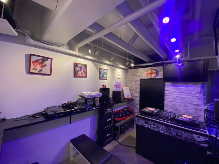 倉庫を改装した地下にあるスタジオ。青いライトでとてもオシャレ。DJ教室はここで行われる。