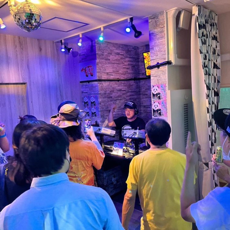 DJイベントで盛り上がる店内。DJはPRO HAMBURGER a.k.a.高野政所さん。