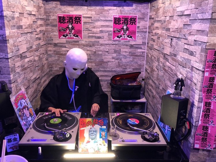 「犬神家の一族」のスケキヨのコスプレでDJをする声さん。