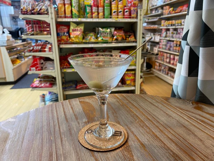 オリジナルカクテルのコンビニマティーニ。ちょっとアルコール強め。