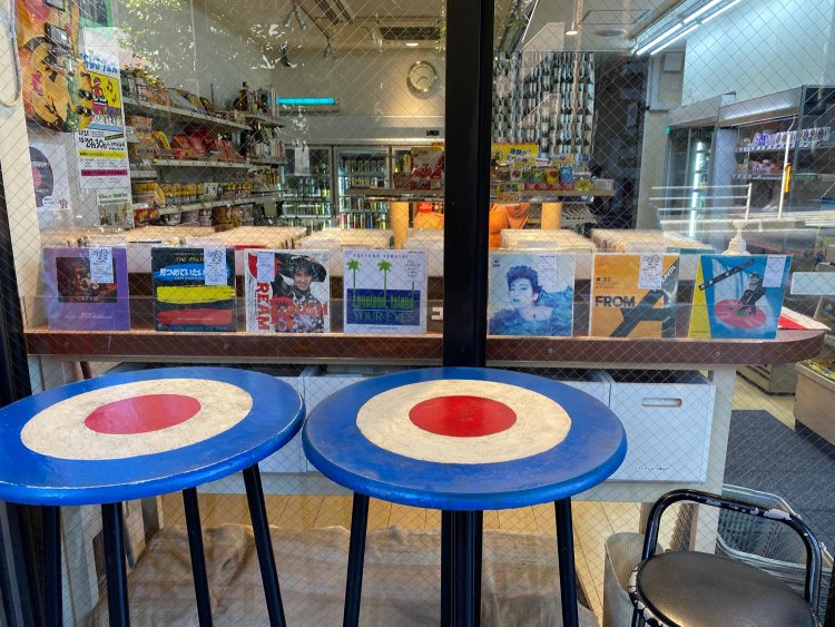 店頭にあるテーブル席。レコードジャケットを肴に一杯！