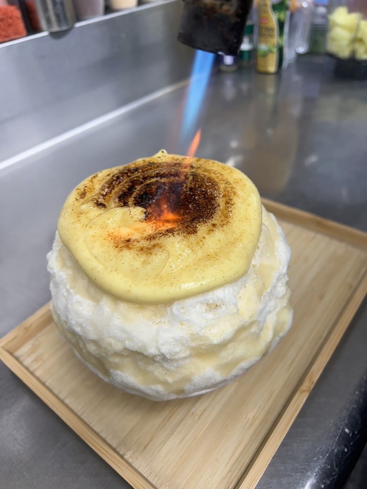 メニューによってはバーナーで炙るものも。温度管理は慎重だ。