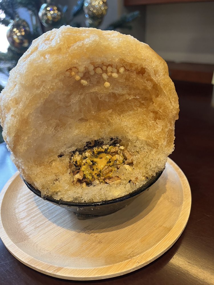 断層の中に封入されたシロップやあられが見える。