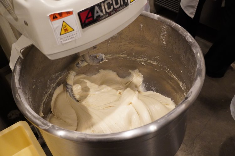多い水分量でも離水することなく、しっかり生地に含ませることができるのも熟練のスキルが必要だ。