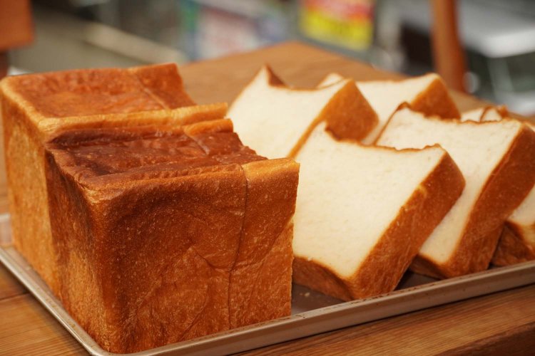 写真手前が純生、奥がプレーン。各2斤864円。