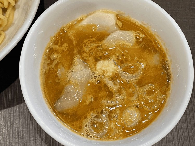 つけ麺のスープとは思えないサラサラとした見た目。