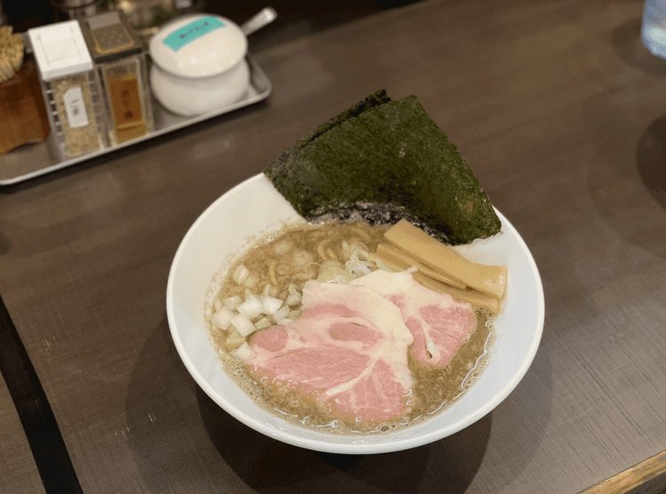 背脂煮干しそば　並900円。煮干しそばを食べた後に和え玉を注文するのが流行しているよう。