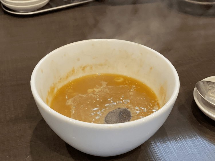 スープに入れる焼石のサービス。一気に沸騰して、アツアツに。