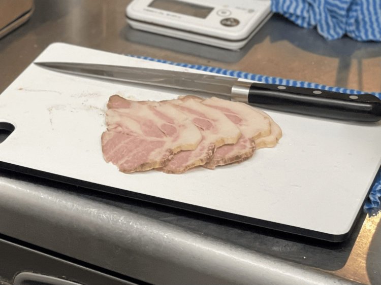 綺麗なピンク色が特徴的な低温調理のチャーシュー。