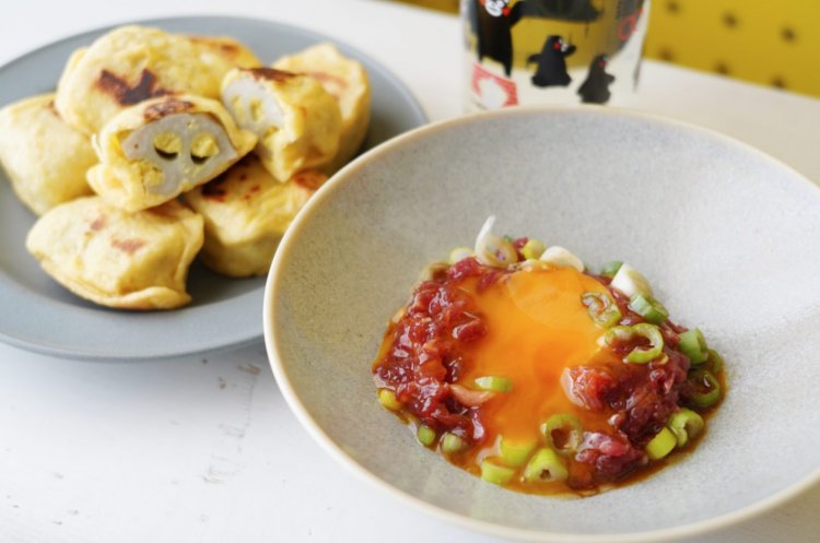 手前から、馬刺しユッケ702円、一口からし蓮根648円。